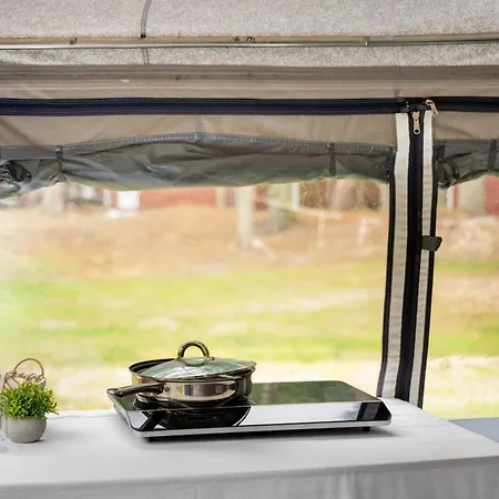 Urlaub Im Luxus Wohnwagen Statt - Mit Badezimmer, Vorzelt Und Garten - Urlaub Auf Ruegen Am Naturstrand In Der Naehe Des Kap Arkona Kemping *